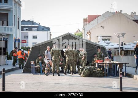 VUKOVAR, KROATIEN - 11. MAI 2018: Zelt voller kroatischer Soldaten, Infanterie, in den Straßen von Vukovar während Trainingsmanöver. Auch hrvatska genannt Stockfoto