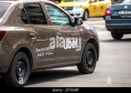 Bukarest, Rumänien - 29. März 2021: Ein Auto mit Uber-Logo wird im Verkehr auf einer Straße in Bukarest gesehen. Stockfoto