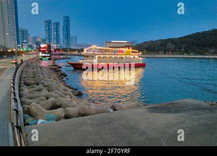 Nachtansicht des haeundae Meeres, Busan, Südkorea, Asien. Stockfoto