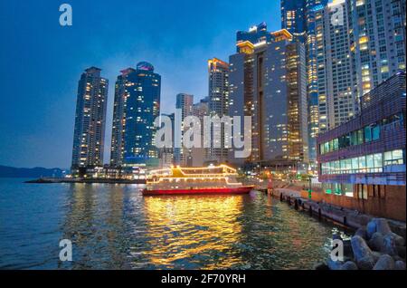 Nachtansicht des haeundae Meeres, Busan, Südkorea, Asien. Stockfoto