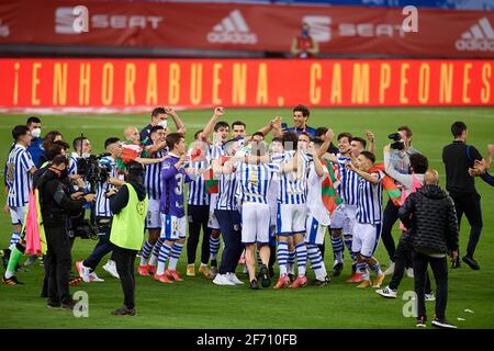 Sevilla, Spanien. April 2021. Die Spieler von Real Sociedad feiern den Sieg nach dem letzten Spiel des spanischen Königspokals zwischen dem Athletic Club Bilbao und Real Sociedad am 3. April 2021 in Sevilla, Spanien. Das Spiel ist das neu terminierte Finale des Wettbewerbs 2019-2020, das ursprünglich aufgrund der Coronavirus-Pandemie verschoben wurde. Quelle: Pablo Morano/Xinhua/Alamy Live News Stockfoto