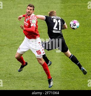 Mainz, Deutschland. April 2021. Stefan Bell (L) aus Mainz spielt mit Andreas Voglsammer aus Bielefeld während eines Bundesliga-Spiels zwischen dem 1. FSV Mainz 05 und Arminia Bielefeld am 3. April 2021 in Mainz. Quelle: Joachim Bywaletz/Xinhua/Alamy Live News Stockfoto