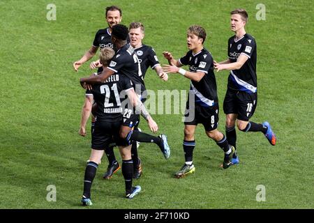 Mainz, Deutschland. April 2021. Bielefelder Spieler feiern am 3. April 2021 im Rahmen eines Bundesliga-Spiels zwischen dem 1. FSV Mainz 05 und der Arminia Bielefeld in Mainz. Quelle: Joachim Bywaletz/Xinhua/Alamy Live News Stockfoto