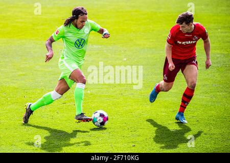 Wolfsburg, Deutschland. April 2021. Kevin Mbabu (L) von Wolfsburg kontrolliert den Ball unter der Abwehr von Noah Katterbach aus Köln während eines Bundesliga-Spiels zwischen dem VfL Wolfsburg und 1. FC Köln in Wolfsburg, Deutschland, 3. April 2021. Quelle: Kevin Voigt/Xinhua/Alamy Live News Stockfoto