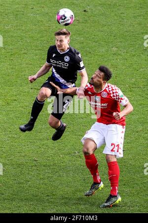 Mainz, Deutschland. April 2021. Der Bielefelder Cedric Brunner (L) wetteiferte um den Kopf mit Karim Onisiwo aus Mainz während eines Bundesliga-Spiels zwischen dem 1. FSV Mainz 05 und Arminia Bielefeld am 3. April 2021 in Mainz. Quelle: Joachim Bywaletz/Xinhua/Alamy Live News Stockfoto