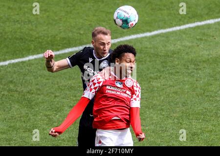 Mainz, Deutschland. April 2021. Jean-Paul Boetius (R) aus Mainz wetteiferte um den Kopf mit Mike van der Hoorn aus Bielefeld während eines Bundesliga-Spiels zwischen dem 1. FSV Mainz 05 und Arminia Bielefeld am 3. April 2021 in Mainz. Quelle: Joachim Bywaletz/Xinhua/Alamy Live News Stockfoto