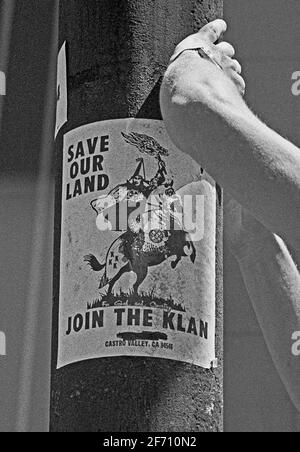 Rette unser Land und schließe dich dem Klan-Plakat am Mast in San Francisco, Kalifornien, an, während einer Kundgebung, die gegen Rassismus beim Militär protestiert, am 27. August 1977 Stockfoto