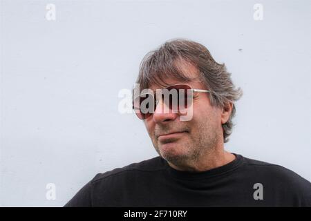 Älterer Mann mit Maske und Sonnenbrille Stockfoto