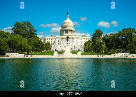 Das Kapitolgebäude der Vereinigten Staaten und die Bäume spiegeln sich an einem sonnigen Sommertag in Washington, D.C. im reflektierenden Pool des Kapitols wider Stockfoto