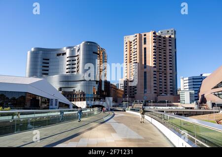 Stadtbild von Adelaide, aufgenommen von der torrens-Fußgängerbrücke in adelaide south australia am 2. april 2021 Stockfoto