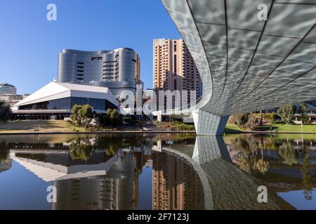 Das Stadtbild von Adelaide spiegelt sich im Fluss torrens im Süden von adelaide wider australien am 2. april 2021 Stockfoto