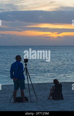 Fotograf fotografiert den Sonnenuntergang vom Strand, Heron Island, Southern Great Barrier Reef, Queensland, QLD, Australien Stockfoto