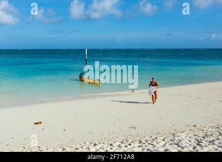 Paar am Strand genießen einen Urlaub auf Heron Island, Southern Great Barrier Reef, Queensland, QLD, Australien Stockfoto