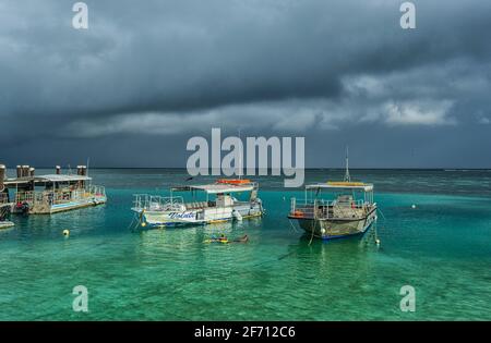 Stürmischer Himmel über dem Korallenmeer auf Heron Island, Southern Great Barrier Reef, Queensland, QLD, Australien Stockfoto