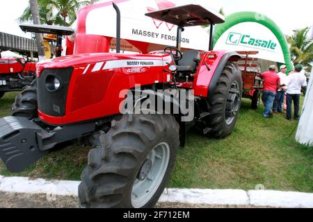 salvador, bahia / brasilien - 3. dezember 2014: Landwirtschaftliche Maschinen und Traktoren sind auf einer Landwirtschaftsmesse in der Stadt Salvado zu sehen Stockfoto