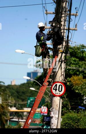 salvador, bahia / brasilien - 15. Juli 2016: Der Mann wird in der Stadt Salvador am Festnetz neben dem Mast arbeiten sehen. *** Loca Stockfoto