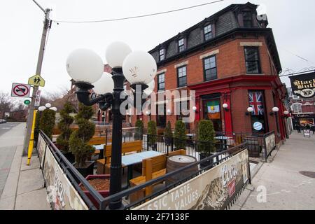 Toronto, Kanada. April 2021. Ein Restaurant mit geschlossenem Außenbereich befindet sich in Toronto, Ontario, Kanada, am 3. April 2021. Die bevölkerungsreichste Provinz Kanadas, Ontario, wurde am Samstag aufgrund der sich verschlechternden COVID-19-Situation in einer vierwöchigen Provinz-weiten Stilllegung beendet. Quelle: Zou Zheng/Xinhua/Alamy Live News Stockfoto