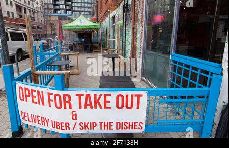 Toronto, Kanada. April 2021. Ein Restaurant mit geschlossenem Außenbereich befindet sich in Toronto, Ontario, Kanada, am 3. April 2021. Die bevölkerungsreichste Provinz Kanadas, Ontario, wurde am Samstag aufgrund der sich verschlechternden COVID-19-Situation in einer vierwöchigen Provinz-weiten Stilllegung beendet. Quelle: Zou Zheng/Xinhua/Alamy Live News Stockfoto