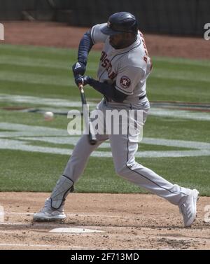 Oakland, Usa. April 2021. Houston Astros Yordan Alvarez (44) im zweiten Inning im Oakland Coliseum in Oakland, Kalifornien, am Samstag, den 3. April 2021, im Einzel gegen die Oakland Athletics. Die Astros besiegten die A's 9-1. Foto von Terry Schmitt/UPI Credit: UPI/Alamy Live News Stockfoto