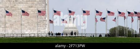 Washington DC, USA. April 2021. Das US-Kapitol wird am Donnerstag, den 1. April 2021, jenseits des Washingtoner Denkmals gesehen. (Bild: © Mark HertzbergZUMA Wire) Stockfoto