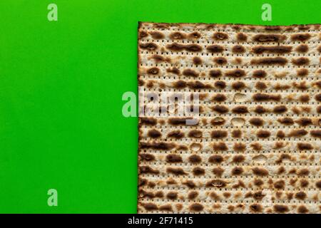 Nahaufnahme von Matzah - Brot für das jüdische Passah, auf grünem Hintergrund Stockfoto