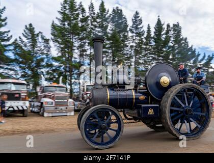 Wanaka, Neuseeland, 3. April 2021. Ein Dampftraktionstraktor aus dem Jahr 1896, hergestellt von John Fowler & Company in Leeds, England, fährt beim jährlichen Motorfestival „Wheels at Wanaka“ an seinem modernen Äquivalent von Mack Super-Liner Trucks vorbei. Die Veranstaltung umfasst Hunderte von Oldtimern und modernen Fahrzeugen aller Genres, darunter Oldtimer, Traktoren, LKWs und landwirtschaftliche Geräte, die Tausende von Besuchern während der dreitägigen Veranstaltung in dieser am Seeufer gelegenen Stadt im Zentrum von Otago, die das ganze Jahr über ein beliebtes Touristenziel ist, besuchen. Kredit: Rob Taggart/Alamy Li Stockfoto