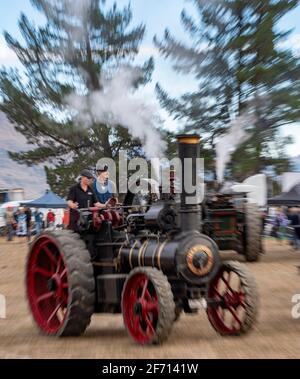 Wanaka, Neuseeland, 3. April 2021. Ein alter Dampftraktionstraktor, der im späten 19. Jahrhundert von J & H McLaren in Leeds, England, hergestellt wurde, dampft beim jährlichen Motorfestival „Wheels at Wanaka“ an ähnlichen Fahrzeugen vorbei. Die Veranstaltung umfasst Hunderte von Oldtimern und modernen Fahrzeugen aller Genres, darunter Oldtimer, Traktoren, LKWs und landwirtschaftliche Geräte, die Tausende von Besuchern während der dreitägigen Veranstaltung in dieser am Seeufer gelegenen Stadt im Zentrum von Otago, die das ganze Jahr über ein beliebtes Touristenziel ist, besuchen. Kredit: Rob Taggart/Alamy Live Nachrichten Stockfoto