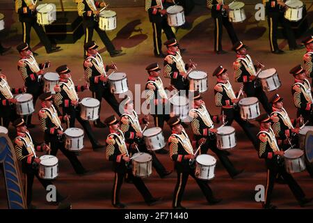 Kairo, Ägypten. April 2021. Kairo, Ägypten. April 2021. Darsteller in ägyptischen Kostümen marschieren zu Beginn der Parade von 22 altägyptischen königlichen Mumien, die am Samstag, den 3. April, vom Ägyptischen Museum auf dem Tahrir-Platz in Kairo abreisen. 2021 auf dem Weg zu ihrer neuen Ruhestätte im neuen National Museum of Egyptian Civilization, etwa sieben Kilometer südlich im historischen Fustat (Alt-Kairo). Die 18 Könige und vier Königinnen, die als „Goldene Parade der Pharaonen“ bezeichnet werden, reisen in der Reihenfolge, wobei die ältesten zuerst an Bord eines separaten Festwagens reisen, der im altägyptischen Stil eingerichtet ist. Foto von Karem Ahmed/UPI Stockfoto