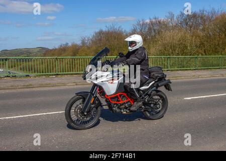 2018 KTM Adventure R 18; Motorradfahrer; zweirädriger Transport, Motorräder, Fahrzeug auf britischen Straßen, Motorräder, Motorradfahrer, die in Manchester, Großbritannien, unterwegs sind Stockfoto