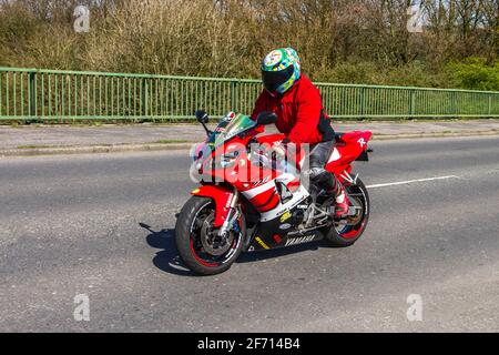 2001 Yamaha YZF-R1 998cc Supersports; Motorradfahrer; zweirädriger Transport, Motorräder, Fahrzeug auf britischen Straßen, Motorräder, Motorradfahrer, die in Manchester, Großbritannien, unterwegs sind Stockfoto