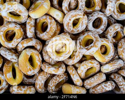 Dessert aus Mehlteig Bagels und Trocknen. Trockene Bagels. Backwaren mit Teig. Weizenmehl. Kulinarisches Gebäck. Süßes Essen. Trockenes Brot. Ukrainische Kultur Stockfoto