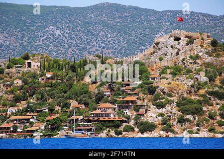 Schöner Panoramablick auf die Insel Kekova und die Burg Simena auf dem Gipfel des Hügels. Stockfoto