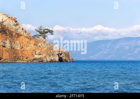 Schöner Panoramablick auf die felsigen Klippen und Bäume des Baikalsees. Olchon Island an einem sonnigen Sommertag. Entspannen Sie sich im Sommer Stockfoto