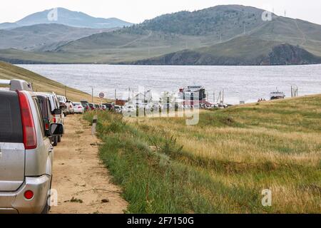 Warteschlange mit Autos auf einer Fähre im Standby-Modus. Die Meerenge 'Olkhon Gates' im Baikalsee, Olkhon Insel mit dem Festland Stockfoto