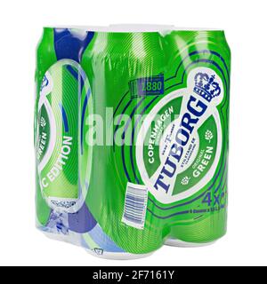 Ukraine, Kiew – März 03. 2021: Aluminium-Viererpack Tuborg-Grünbier auf weißem Hintergrund. Tuborg ist ein dänisches Brauunternehmen, das 1873 gegründet wurde. Datei Stockfoto