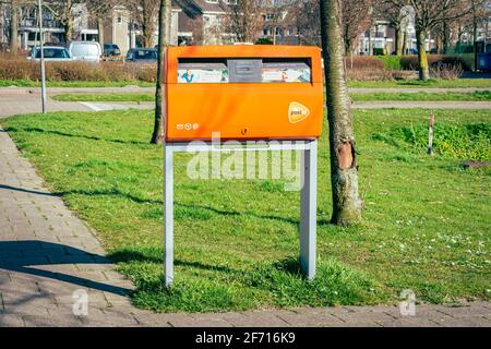 Orangefarbenes Postfach von 'PostNL', das in ganz Holland zu finden ist. Stockfoto