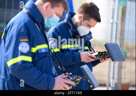 Hamburg, Deutschland. März 2021. Drohnenpiloten des THW (Technisches Hilfswerk) steuern ihre Flugzeuge. Die Hamburger Polizei hat mit einem großen Kontingent nach einem möglicherweise verletzten Fahrer gesucht, der vor einer Verkehrskontrolle geflohen und anschließend einen Unfall verursacht hatte. Quelle: Jonas Walzberg/dpa/Alamy Live News Stockfoto