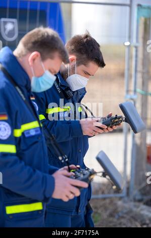 Hamburg, Deutschland. März 2021. Drohnenpiloten des THW (Technisches Hilfswerk) steuern ihre Flugzeuge. Die Hamburger Polizei hat mit einem großen Kontingent nach einem möglicherweise verletzten Fahrer gesucht, der vor einer Verkehrskontrolle geflohen und anschließend einen Unfall verursacht hatte. Quelle: Jonas Walzberg/dpa/Alamy Live News Stockfoto