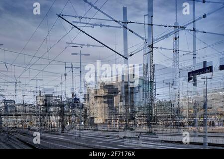 Bahngleise und Brücke in der Nähe des Münchner Bahnhofs (MultiExposure) Stockfoto