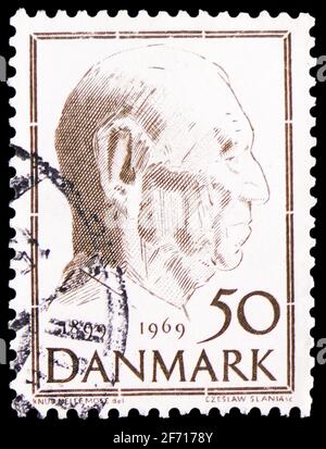 MOSKAU, RUSSLAND - 20. JANUAR 2021: Die in Dänemark gedruckte Briefmarke zeigt König Frederik IX., 70. Geburtstagsserie, um 1969 Stockfoto