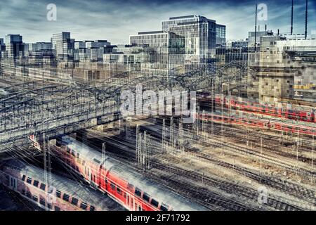 Bahngleise und Brücke in der Nähe des Münchner Bahnhofs (MultiExposure) Stockfoto