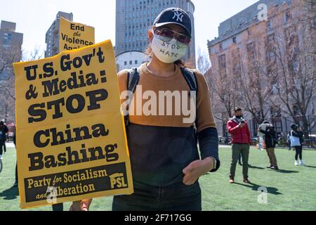 New York, Usa. April 2021. NEW YORK, NY - 3. APRIL: Eine Frau hält ein Schild mit der Aufschrift „USA Gouverneur und Medien: Stoppen Sie die chinesische Razhubverhallung bei einer Kundgebung gegen Hass im Columbus Park in der Chinatown-Nachbarschaft von Manhattan am 3. April 2021 in New York City. Als Reaktion auf die Zunahme der Hassverbrechen gegen die asiatische Gemeinschaft seit dem Beginn der Coronavirus-Pandemie (COVID-19) im Jahr 2020 wurde eine Solidaritätskundgebung organisiert. Am 16. März ging in Atlanta, Georgia, ein Mann in drei Spas auf eine Schießerei, bei der acht Menschen starben, darunter sechs asiatische Frauen. Kredit: Ron Adar/Alamy Live Nachrichten Stockfoto