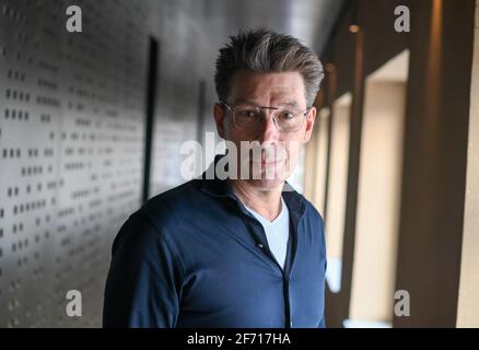 Berlin, Deutschland. März 2021. Björn Herbing, Geschäftsführer von Arena Synchron und Vorstandsmitglied des Synchronvereins, bei einem Pressetermin vor einem Studio. Synchronisierte Versionen haben im deutschen Fernsehen eine lange Tradition. Serien und Streaming boomen seit Jahren und es gibt derzeit eine Menge internationaler Produktionen. Das ist der Grund, warum Synchronstudios viel zu tun haben. Anstelle von papierenen Dialogbüchern arbeitet Arena Synchron mit Monitoren. (To dpa 'Behind the series Boom: The synchronbing Studios are summing') Quelle: Jens Kalaene/dpa-Zentralbild/dpa/Alamy Live News Stockfoto