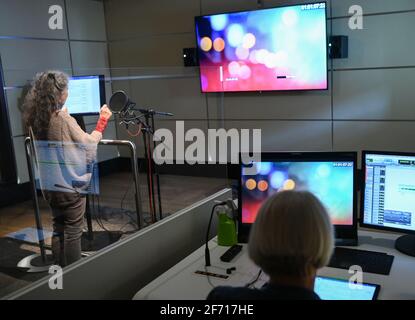 Berlin, Deutschland. März 2021. Schauspielerin Ulrike Johannson (l.) und Redakteurin Heike Zeumer nehmen im Tonstudio Arena Synchron Ton auf. Synchronisierte Versionen haben im deutschen Fernsehen eine lange Tradition. Serien und Streaming boomen seit Jahren und es gibt derzeit eine Menge internationaler Produktionen. Das ist der Grund, warum Synchronstudios viel zu tun haben. Anstelle von papierenen Dialogbüchern arbeitet Arena Synchron mit Monitoren. (To dpa 'Behind the series Boom: The synchronbing Studios are summing') Quelle: Jens Kalaene/dpa-Zentralbild/dpa/Alamy Live News Stockfoto