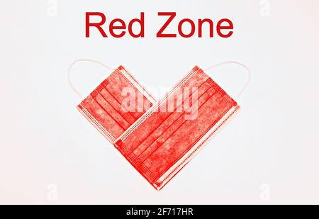 Zwei Rote Masken In Herzform Mit Dem Text Zona Rossa Der In Der Roten Zone Ubersetzt Wird Stockfotografie Alamy