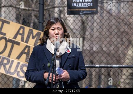 NEW YORK, NY - 3. APRIL: Die Kongressabgeordnete Grace Meng (D-NY) spricht am 3. April 2021 bei einer Kundgebung gegen Hass im Columbus Park in der Chinatown-Nachbarschaft von Manhattan in New York City. Als Reaktion auf die Zunahme der Hassverbrechen gegen die asiatische Gemeinschaft seit dem Beginn der Coronavirus-Pandemie (COVID-19) im Jahr 2020 wurde eine Solidaritätskundgebung organisiert. Am 16. März ging in Atlanta, Georgia, ein Mann in drei Spas auf eine Schießerei, bei der acht Menschen starben, darunter sechs asiatische Frauen. Stockfoto