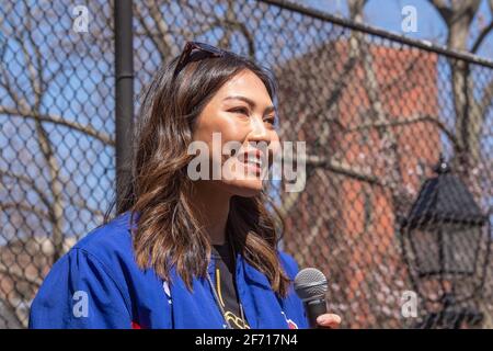 NEW YORK, NY - 3. APRIL: Julia Lee spricht am 3. April 2021 bei einer Kundgebung gegen Hass im Columbus Park in der Chinatown-Nachbarschaft von Manhattan in New York City. Als Reaktion auf die Zunahme der Hassverbrechen gegen die asiatische Gemeinschaft seit dem Beginn der Coronavirus-Pandemie (COVID-19) im Jahr 2020 wurde eine Solidaritätskundgebung organisiert. Am 16. März ging in Atlanta, Georgia, ein Mann in drei Spas auf eine Schießerei, bei der acht Menschen starben, darunter sechs asiatische Frauen. Stockfoto