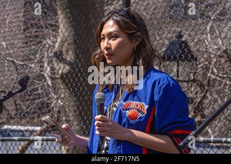 NEW YORK, NY - 3. APRIL: Julia Lee spricht am 3. April 2021 bei einer Kundgebung gegen Hass im Columbus Park in der Chinatown-Nachbarschaft von Manhattan in New York City. Als Reaktion auf die Zunahme der Hassverbrechen gegen die asiatische Gemeinschaft seit dem Beginn der Coronavirus-Pandemie (COVID-19) im Jahr 2020 wurde eine Solidaritätskundgebung organisiert. Am 16. März ging in Atlanta, Georgia, ein Mann in drei Spas auf eine Schießerei, bei der acht Menschen starben, darunter sechs asiatische Frauen. Stockfoto