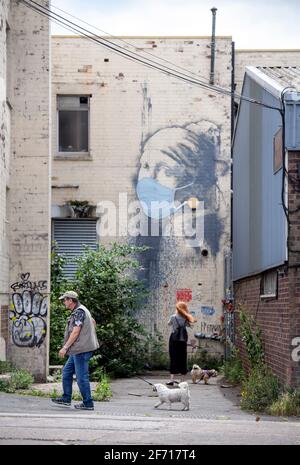 Das Coronavirus inspirierte die Adaption von Vermeers „Girl with A Pearl Earing“, die Banksy in Bristol, Großbritannien, zugeschrieben wird Stockfoto