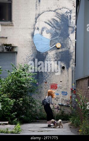 Das Coronavirus inspirierte die Adaption von Vermeers „Girl with A Pearl Earing“, die Banksy in Bristol, Großbritannien, zugeschrieben wird Stockfoto